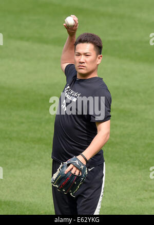 Baltimore, Maryland, USA. 11. August 2014. Masahiro Tanaka (Yankees) MLB: Japans Krug Masahiro Tanaka von der New York Yankees wirft einen Ball vor dem Hauptliga-Baseball-Spiel gegen die Baltimore Orioles an Oriole Park at Camden Yards in Baltimore, Maryland, USA. © AFLO/Alamy Live-Nachrichten Stockfoto