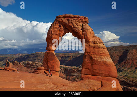 Zarte Bogen (65 ft/20 m hohe Wahrzeichen von Utah) und Touristen, Arches-Nationalpark in der Nähe von Moab, Utah, USA Stockfoto