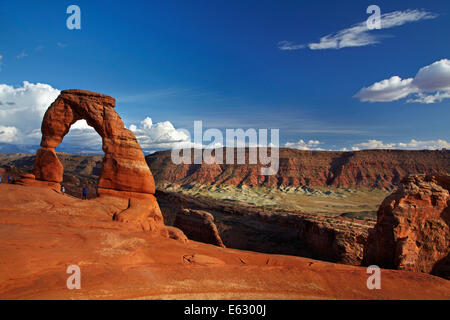 Zarte Bogen (65 ft/20 m hohe Wahrzeichen von Utah) und Touristen, Arches-Nationalpark in der Nähe von Moab, Utah, USA Stockfoto