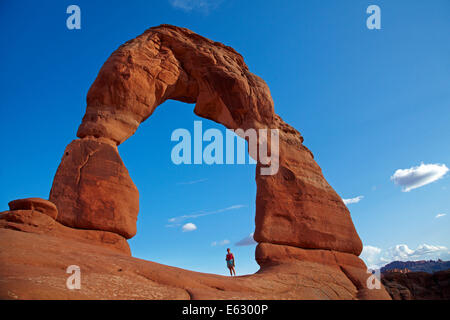 Zarte Bogen (65 ft/20 m hohe Wahrzeichen von Utah) und Tourist, Arches-Nationalpark in der Nähe von Moab, Utah, USA Stockfoto