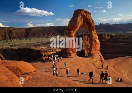 Zarte Bogen (65 ft/20 m hohe Wahrzeichen von Utah) und Touristen, Arches-Nationalpark in der Nähe von Moab, Utah, USA Stockfoto