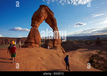 Zarte Bogen (65 ft/20 m hohe Wahrzeichen von Utah) und Touristen, Arches-Nationalpark in der Nähe von Moab, Utah, USA Stockfoto