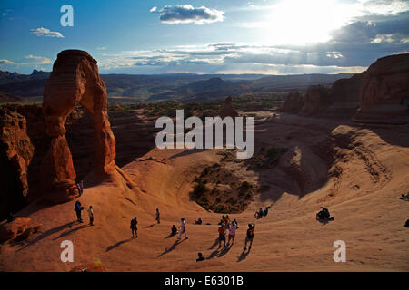 Zarte Bogen (65 ft/20 m hohe Wahrzeichen von Utah) und Touristen, Arches-Nationalpark in der Nähe von Moab, Utah, USA Stockfoto