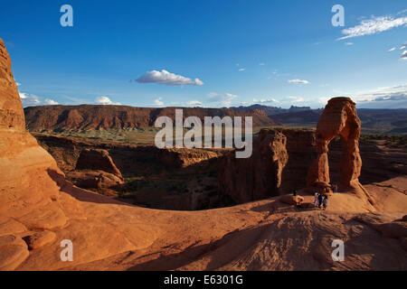 Zarte Bogen (65 ft/20 m hohe Wahrzeichen von Utah) und Touristen, Arches-Nationalpark in der Nähe von Moab, Utah, USA Stockfoto