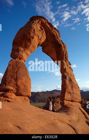 Zarte Bogen (65 ft/20 m hohe Wahrzeichen von Utah) und Tourist, Arches-Nationalpark in der Nähe von Moab, Utah, USA Stockfoto