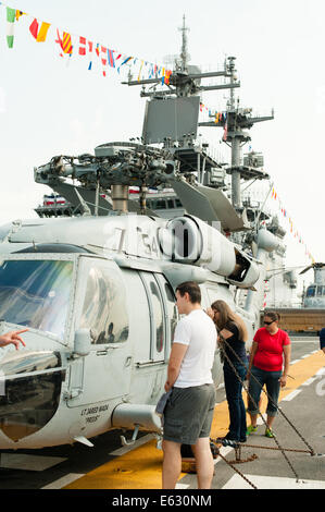 Menschen bewundern einen Sikorsky SH-60 Seahawk-Hubschrauber. Stockfoto