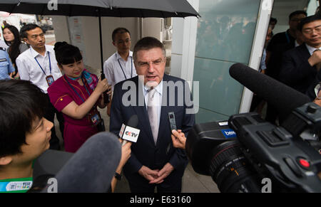 Nanjing, China Jiangsu Provinz. 13. August 2014. Der IOC-Präsident Thomas Bach führt Interviews in Nanjing Lukou International Airport in Nanjing, der Hauptstadt der ostchinesischen Provinz Jiangsu, 13. August 2014. Bildnachweis: Li Xiang/Xinhua/Alamy Live-Nachrichten Stockfoto