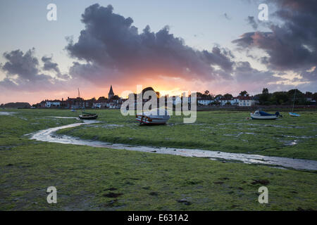 Sonnenuntergang über Bosham Dorf in der Nähe von Chichester in West Sussex, England, UK Stockfoto