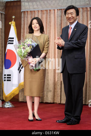 Seoul, ASEAN-Süd Korea Gedenk-Gipfel 2014. 13. August 2014. Südkoreanische Schauspielerin Lee Young-Ae (L), Sonderbotschafterin für die ASEAN-Süd Korea Gedenk Summit 2014 besucht eine Zeremonie mit südkoreanischen Außenminister Yun Byung-Se in Seoul 13. August 2014. © Park Jin-Hee/Xinhua/Alamy Live-Nachrichten Stockfoto