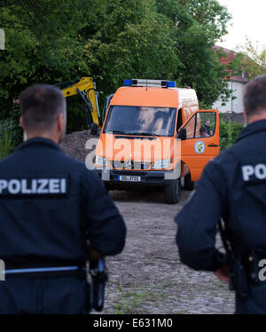 Dresden, Deutschland. 12. August 2014. Polizisten und ein Fahrzeug des Referats Bombe zur Verfügung stehen auf dem Gelände, wo eine US-Flugzeug Bombe des zweiten Weltkriegs in Dresden, Deutschland, 12. August 2014 gefunden wurde. Blindgänger, ein US-Flugzeug Bombe mit einem Gewicht von fünf Zentner, fand man bei Aushubarbeiten, örtliche Polizei erklärte. Bildnachweis: Dpa picture Alliance/Alamy Live News Stockfoto