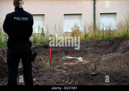 Dresden, Deutschland. 12. August 2014. Ein Polizist sichert die Stelle, wo eine US-Flugzeug Bombe des zweiten Weltkriegs in Dresden, Deutschland, 12. August 2014 gefunden wurde. Blindgänger, ein US-Flugzeug Bombe mit einem Gewicht von fünf Zentner, fand man bei Aushubarbeiten, örtliche Polizei erklärte. Bildnachweis: Dpa picture Alliance/Alamy Live News Stockfoto