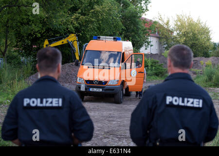 Dresden, Deutschland. 12. August 2014. Polizisten und ein Fahrzeug des Referats Bombe zur Verfügung stehen auf dem Gelände, wo eine US-Flugzeug Bombe des zweiten Weltkriegs in Dresden, Deutschland, 12. August 2014 gefunden wurde. Blindgänger, ein US-Flugzeug Bombe mit einem Gewicht von fünf Zentner, fand man bei Aushubarbeiten, örtliche Polizei erklärte. Bildnachweis: Dpa picture Alliance/Alamy Live News Stockfoto