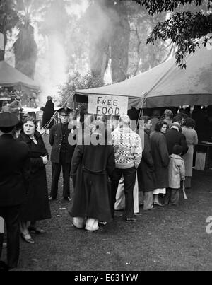 1933 10. März 1933 Erdbeben NACHMAHD Gruppe der wartenden IN der Nahrung Linien Armut LONG BEACH Kalifornien USA Stockfoto