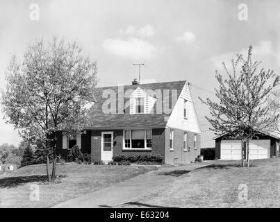 1950ER JAHRE ZIEGEL ZWEI STORY S HOME SEPARATE 2 PKW GARAGE TV ANTENNE AUF DACH Stockfoto