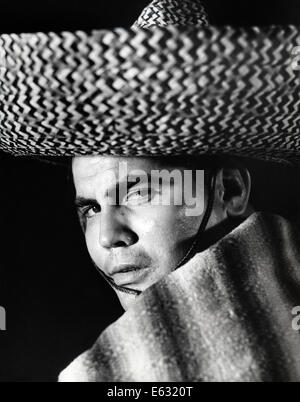 STEREOTYP PORTRAIT MEXIKANISCHE MANN TRÄGT SOMBRERO-HUT GESTREIFTE DECKE SARAPE ÜBER SCHULTER Stockfoto