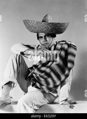 1930S 1940S STEREOTYP PORTRAIT MEXIKANISCHE MANN TRAGEN GESTREIFTE SARAPE SOMBRERO HUT RAUCHEN ZIGARETTE Stockfoto