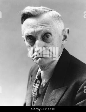 1930S 1940S SENIOR ÄLTERER MANN MIT GRIMMIGEN ERNSTE GESICHTSAUSDRUCK STIRNRUNZELN SAD DEPRIMIERT BEDEUTEN Stockfoto