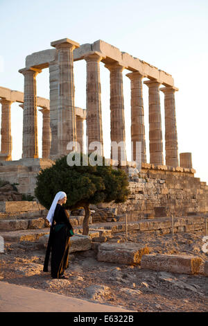 Sounion Poseidon Tempel und eine Nonne Stockfoto