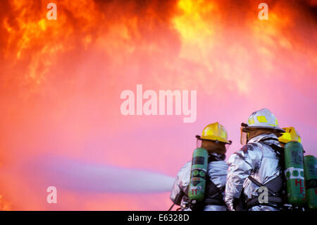 1990ER JAHRE FEUERWEHR TRAINING AT FEUERSTELLE Stockfoto