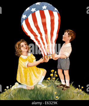 1930S 1940S WIE JUNGE MÄDCHEN MIT KLEINEN HEIßLUFT-BALLON-STARS AND STRIPES FLAGGE PATRIOTISCHEN 4. JULI Stockfoto