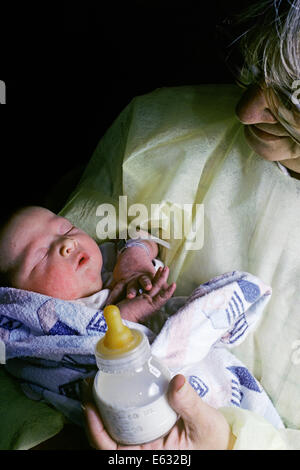 1980ER JAHRE GROßMUTTER HOLDING SCHLAFEN BABY BABY Stockfoto