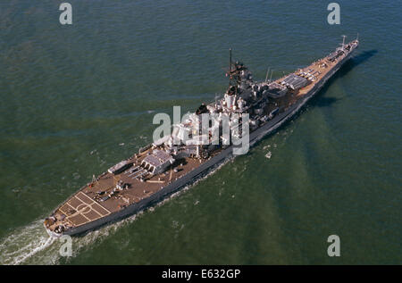 1980ER JAHRE LUFTBILD DER MARINE USS MISSOURI SCHLACHTSCHIFF AUF HOHER SEE Stockfoto