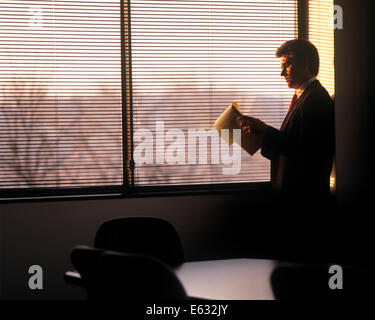 1990ER JAHRE EXECUTIVE MIT NOTIZBLOCK FENSTER Stockfoto