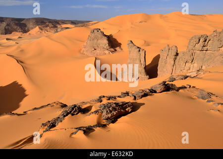 Felsen und Sand-Dünen von Moul Naga, Tadrart Region Nationalpark Tassili n ' Ajjer, UNESCO-Weltkulturerbe, Sahara, Algerien Stockfoto