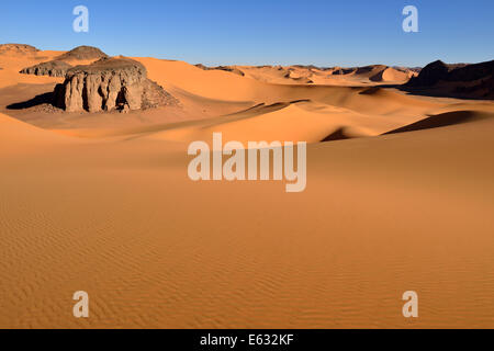Blick über die Dünen und Felsen Moul Naga, Tadrart, Tassili n ' Ajjer National Park, UNESCO-Weltkulturerbe, Sahara Stockfoto