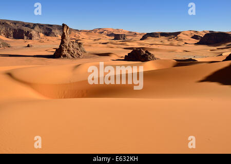 Sanddünen und Felsen von Moul Naga, Tadrart, Tassili n ' Ajjer National Park, UNESCO-Weltkulturerbe, Sahara, Algerien Stockfoto