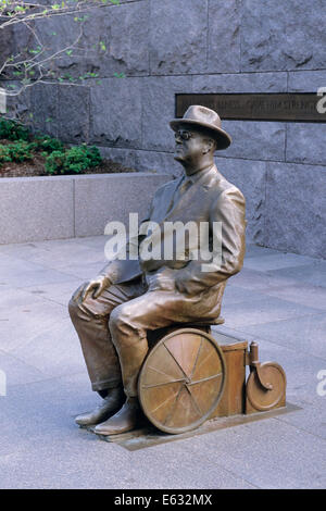 1990ER JAHRE STATUE DES PRÄSIDENTEN FRANKLIN DELANO ROOSEVELT IN ROLLSTUHL IN FDR MEMORIAL WASHINGTON DC USA Stockfoto