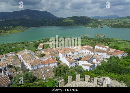 Blick über das Dorf Zahara-El Gastor Reservoir, Zahara De La Sierra, Andalusien, Spanien Stockfoto