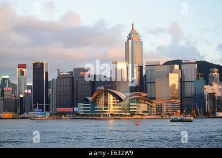 Blick von Kowloon auf Hong Kong Island Skyline Hong Kong River, zentral gelegen, mit der International Conference Centre Stockfoto