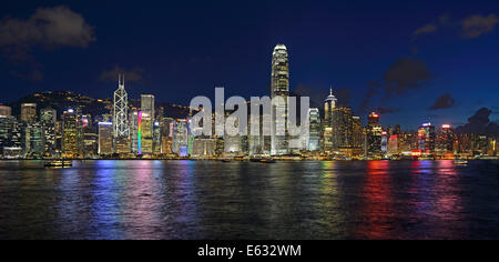 Blick zur blauen Stunde von Kowloon auf Hong Kong Island Skyline Hong Kong River, zentral gelegen, mit Bank of China auf der linken Seite Stockfoto