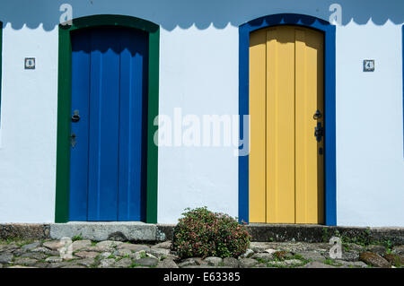 Bunten Türen, Paraty, Rio de Janeiro, Brasilien Stockfoto