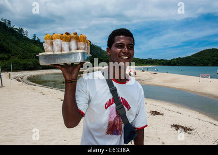 Mann verkauft Fruchtsaft an einem Strand nördlich von Paraty, Bundesstaat Rio De Janeiro, Brasilien Stockfoto
