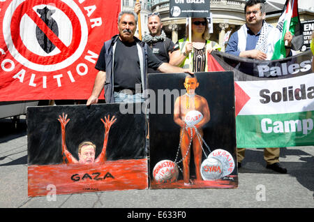 Kaya Mar - türkische politischer Karikaturist - mit zwei seiner satirischen Gemälde auf dem Marsch nach Gaza, London, 9. August 2014 Stockfoto