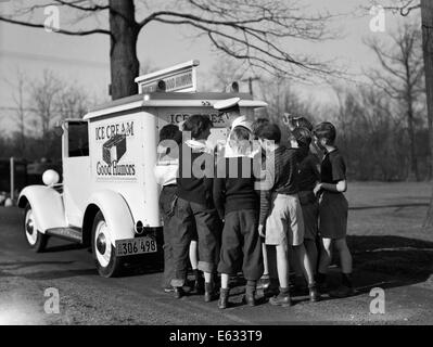 1940ER JAHRE GRUPPE VON JUNGEN DRÄNGEN SICH UM EISVERKÄUFER AUF RÜCKSEITE GUTE LAUNE LKW Stockfoto