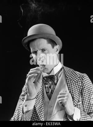 1910S 1920S PORTRAIT SCHWERWIEGENDEN CHARAKTER HOCHSTAPLER BOWLER HUT SCHICKEN ANZUG KRAWATTE RAUCHENDE ZIGARRE Stockfoto