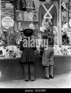 1930S 1940S JUNGE & MÄDCHEN IM SPIELZEUGLADEN FENSTER SUCHEN Stockfoto