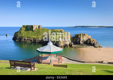 Musikpavillon und St. Catherines Island Schloss Strand Tenby Pembrokeshire Wales Stockfoto