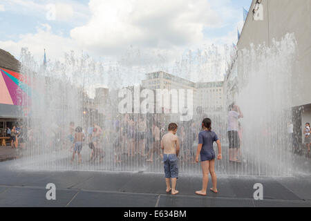 Erscheinenden Zimmer Brunnen auf der Southbank, London, England Stockfoto