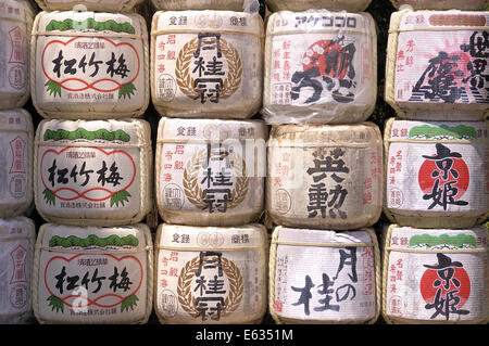 Fässer gefüllt mit Sake (Reiswein) bei Heian-Schrein, Kyoto, Japan Stockfoto