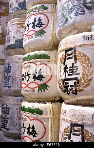 Fässer gefüllt mit Sake (Reiswein) bei Heian-Schrein, Kyoto, Japan Stockfoto