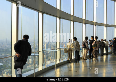 Urlauber, die über Stadt an Tokyo City View in Roppongi Hills Mori Tower Tokyo, Japan Stockfoto