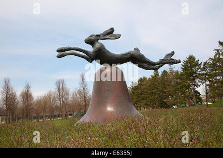 Hase auf Glocke auf Portland (Naturstein) Pfeiler von Barry Flanagan (1983) Minneapolis Skulptur Garten, Walker Art Center, Minnesota uns Stockfoto