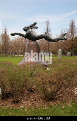 Hase auf Glocke auf Portland (Naturstein) Pfeiler von Barry Flanagan (1983) Minneapolis Skulptur Garten, Walker Art Center, Minnesota uns Stockfoto