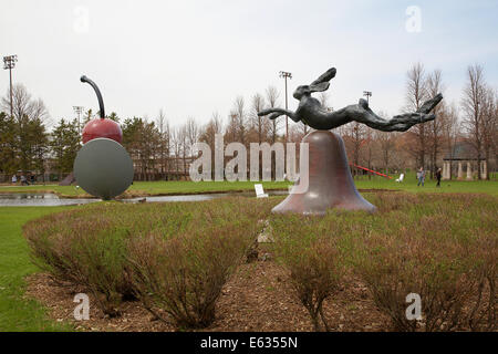 Hase auf Glocke auf Portland (Naturstein) Pfeiler von Barry Flanagan (1983) Minneapolis Skulptur Garten, Walker Art Center, Minnesota uns Stockfoto