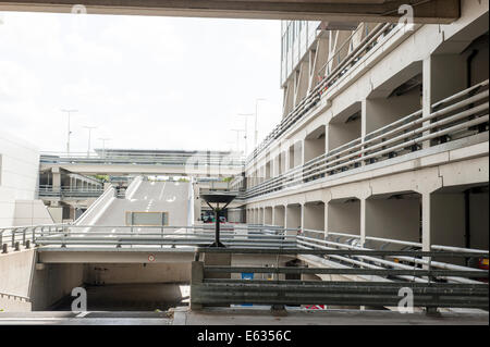 Eingang und Ausgang des Multi Level Auto Parkdeck Stockfoto