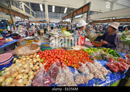 Lampang, Thailand - 12. Februar 2014: Unbekannte thai Frau kaufen am Markt in Lampang, Thailand Stockfoto